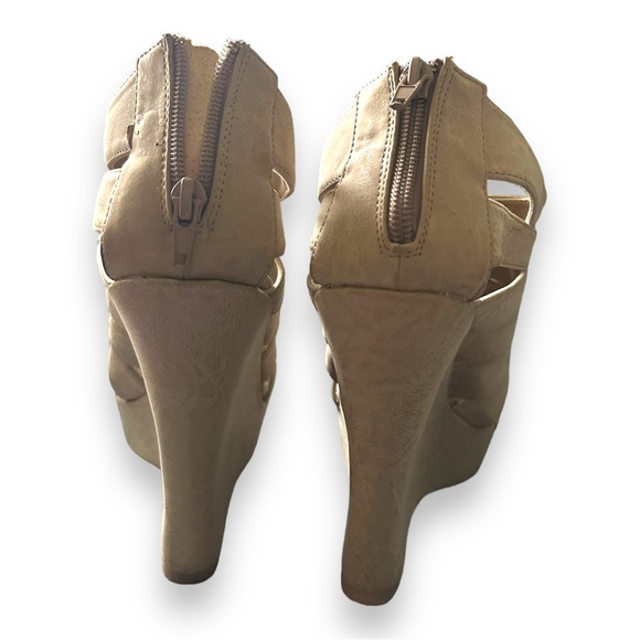 Platform heels with zipper enclosure - Picture 5 of 5